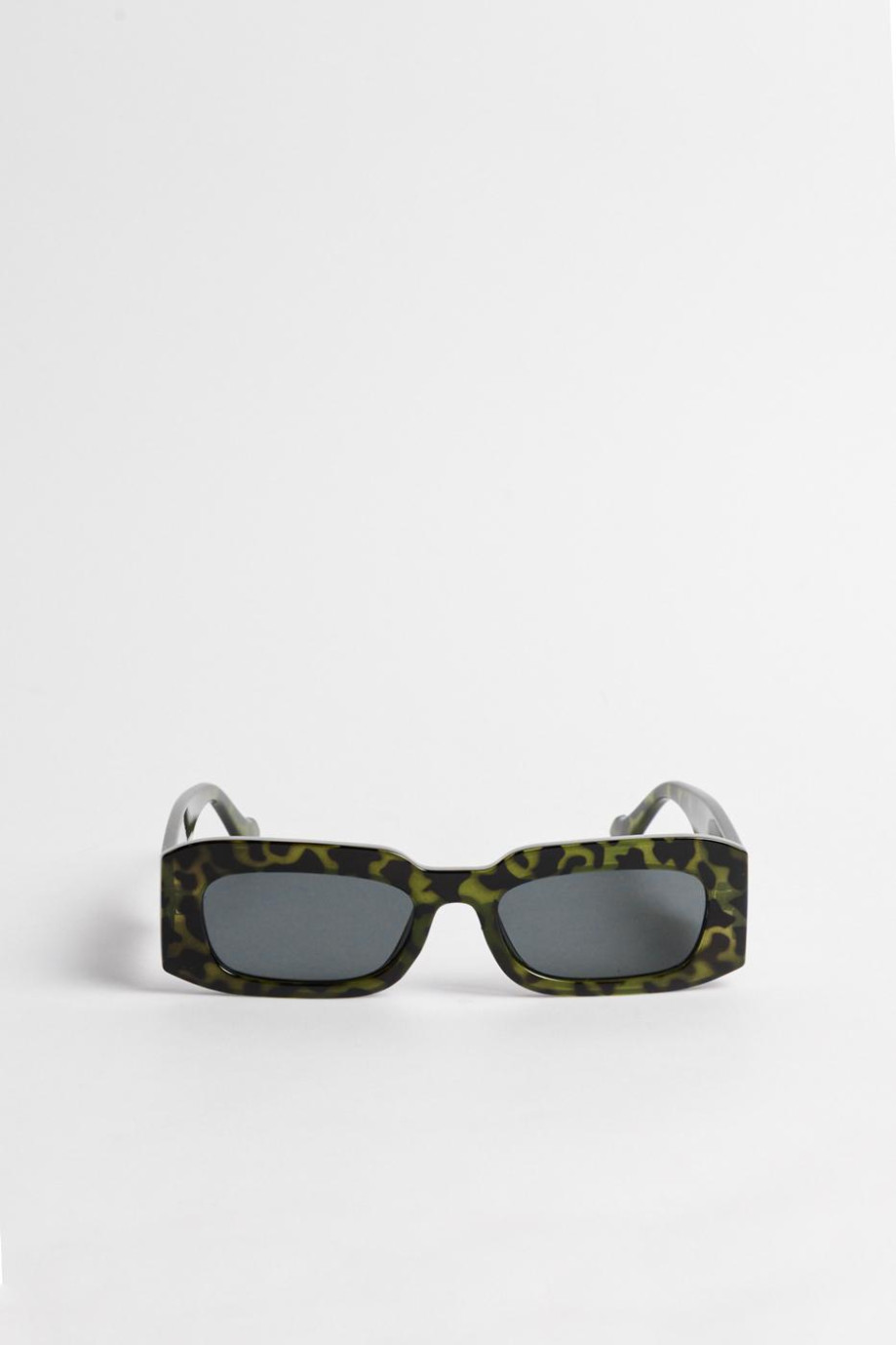 Gafas verdes oscuras de sol con marco rectangular