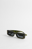 Gafas verdes oscuras de sol con marco rectangular