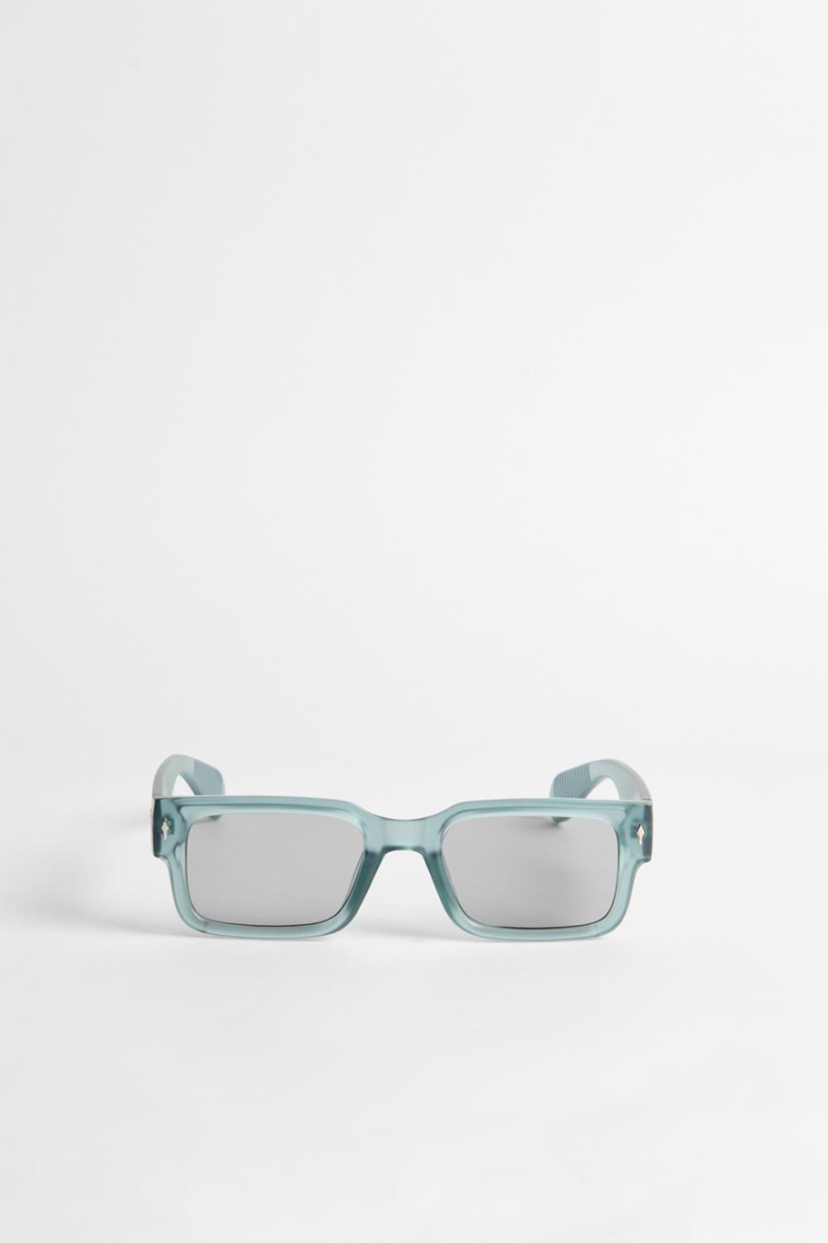 Gafas de sol, rectangular en color verde traslucido.