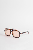 gafas de sol  de marco piloto en color café con efecto nacarado.