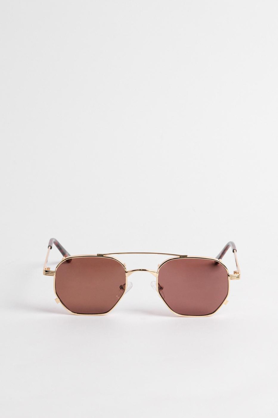 Gafas de marco geométrico en color negro y café.