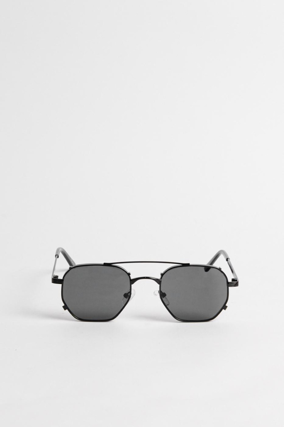 Gafas de marco geométrico en color negro y café.