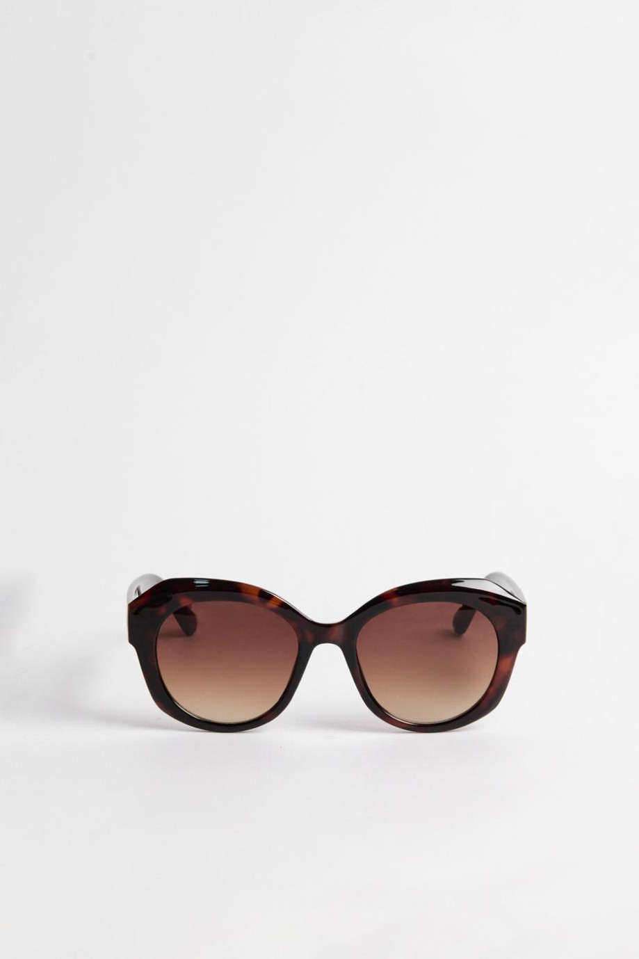 Gafas cafés de sol con diseños y lentes en degradé