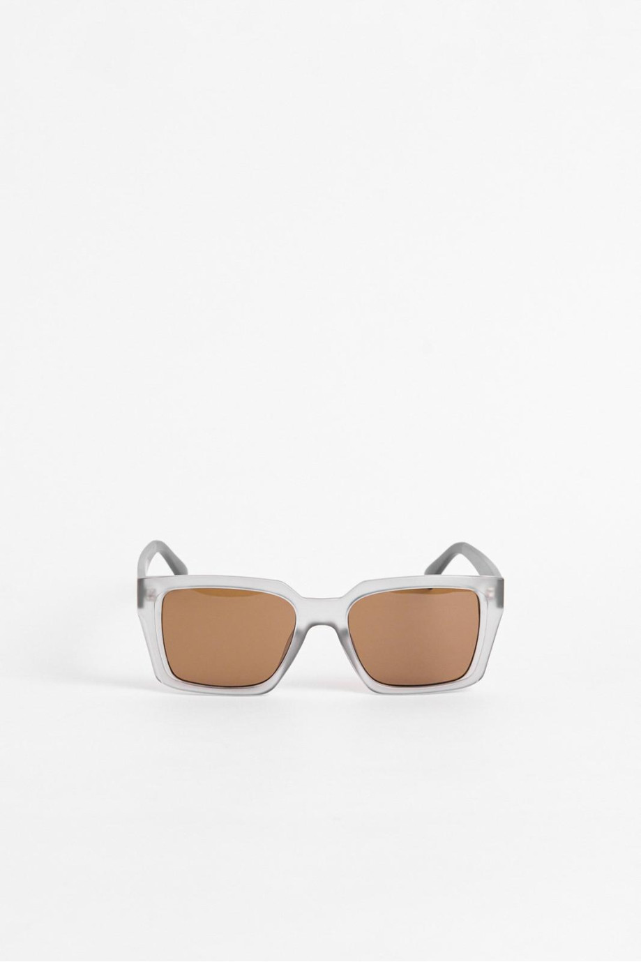 Gafas wayfarer de sol grises con lentes cafés