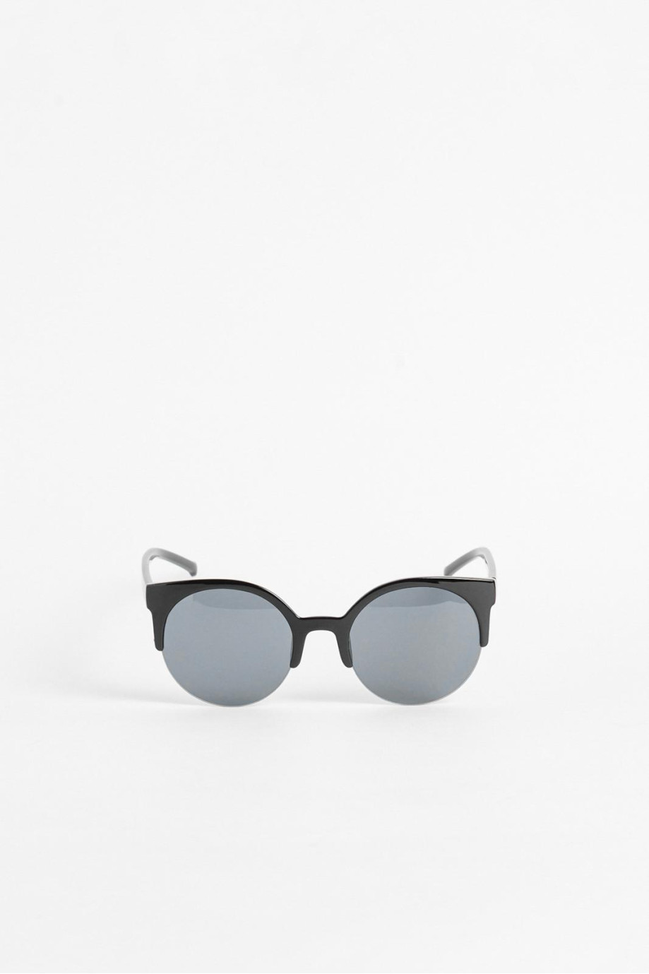 Gafas de sol negras con marco redondo y lentes oscuros