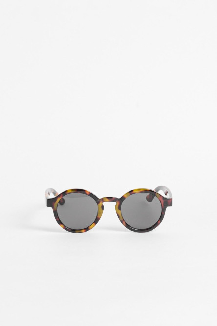 Gafas de sol cafés con marco redondo y diseños