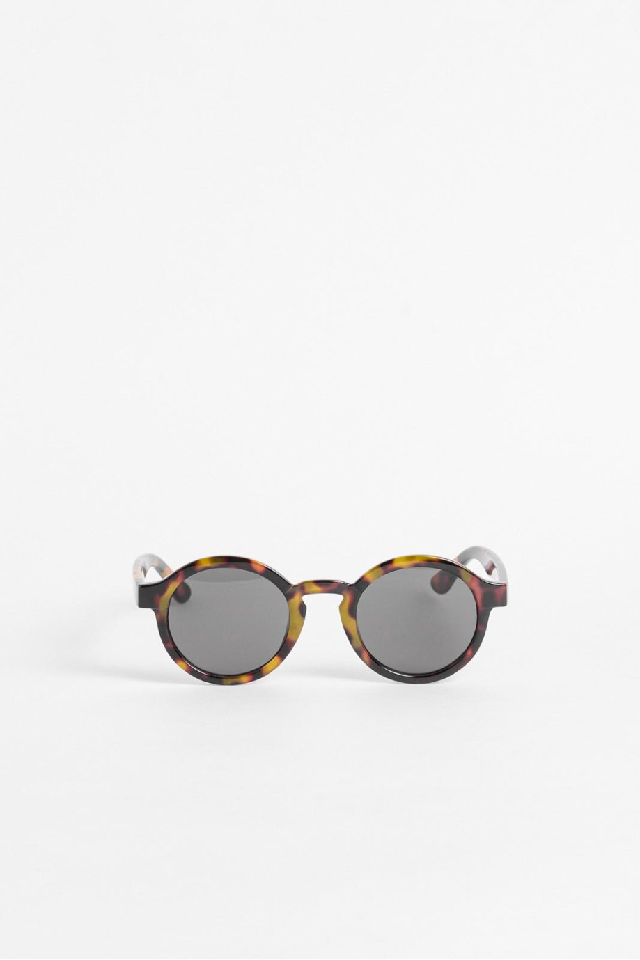 Gafas de sol cafés con marco redondo y diseños