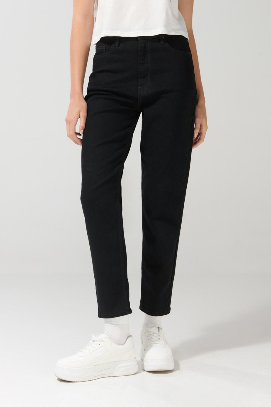 Jean súper tiro alto tipo mom negro con bota recta