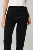 Jean súper tiro alto tipo mom negro con bota recta