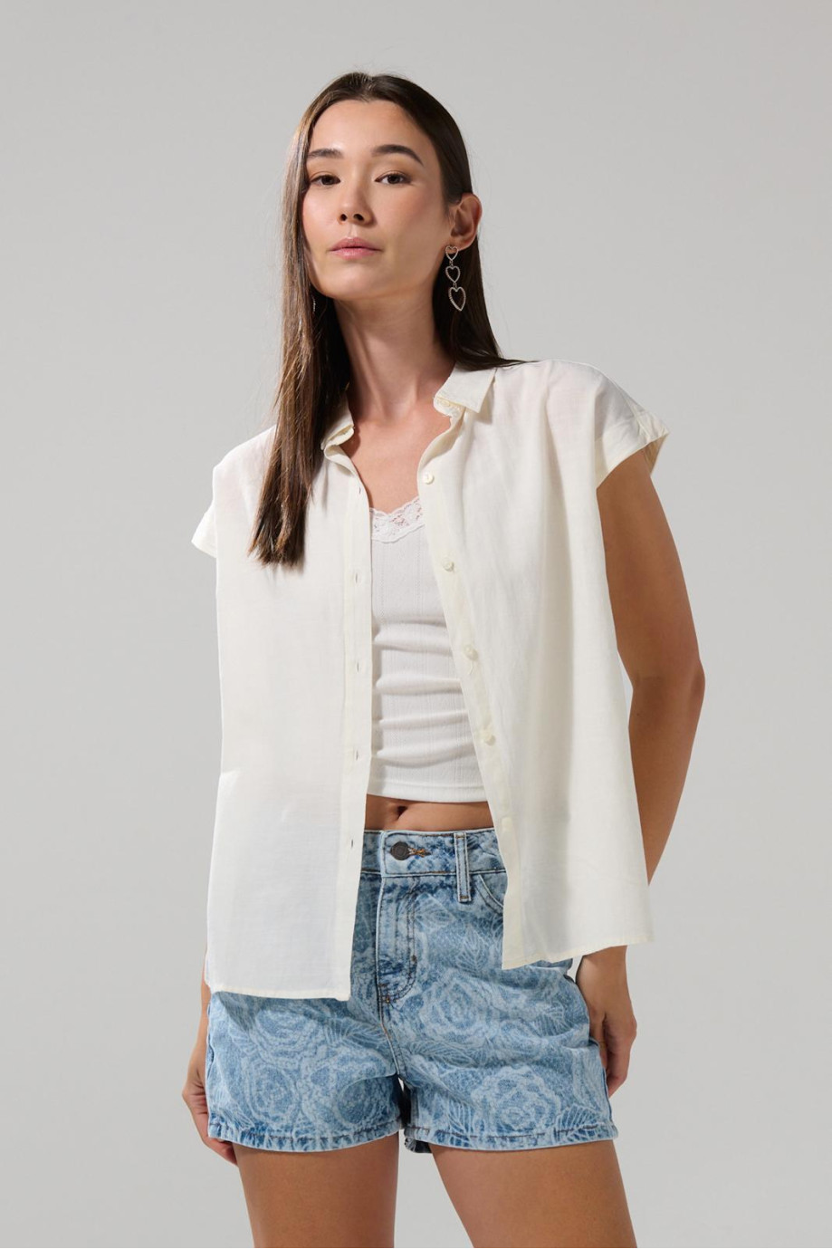 Blusa manga corta unicolor con hombro rodado y botones