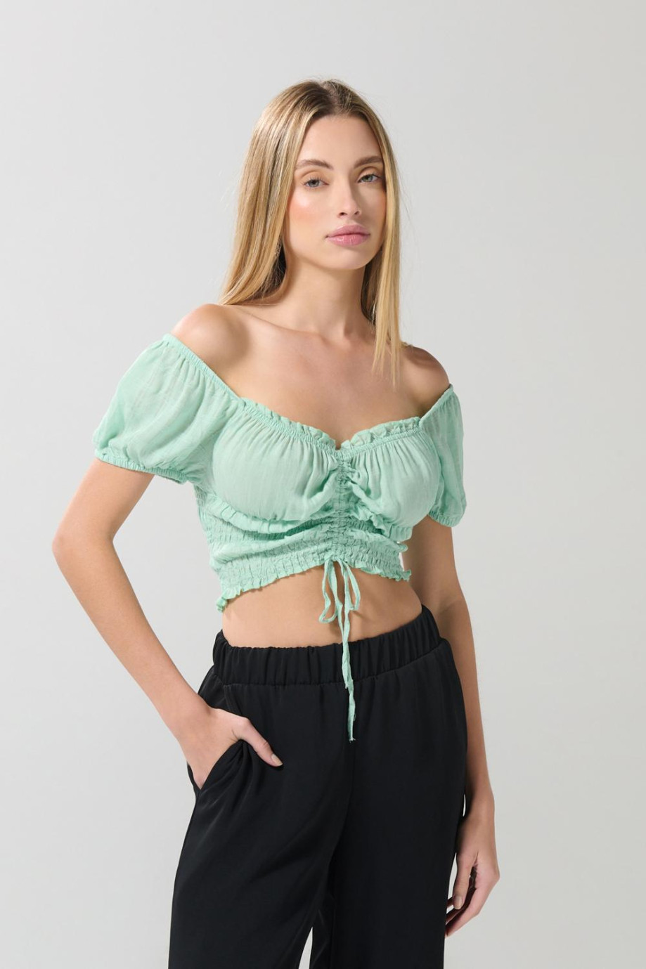 Blusa manga corta unicolor con escote bandeja