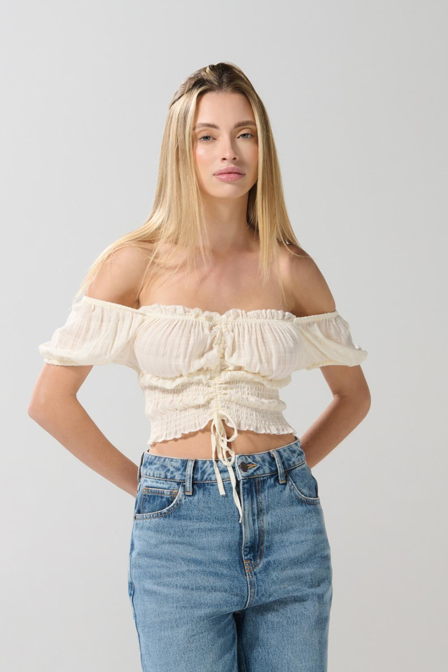 Blusa manga corta unicolor con escote bandeja