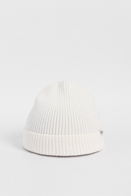 Gorro unicolor tejido con texto en marquilla