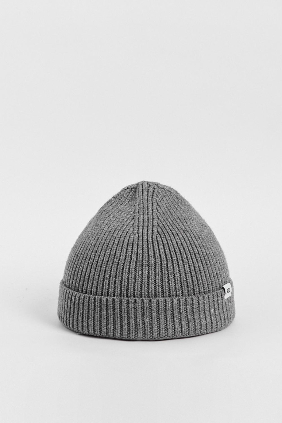 Gorro unicolor tejido con texto en marquilla