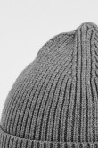 Gorro unicolor tejido con texto en marquilla