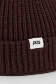 Gorro unicolor tejido con texto en marquilla