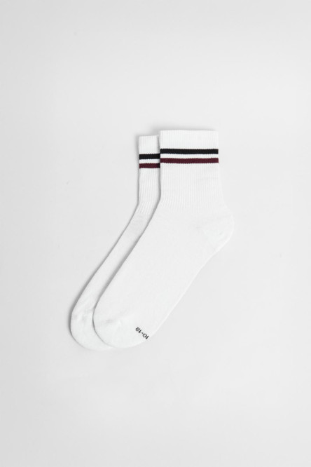 Medias largas unicolores con texturas y rayas en contraste