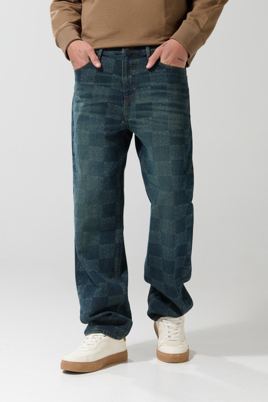 Jean 90´S azul oscuro con cuadros, bota ancha y tiro medio