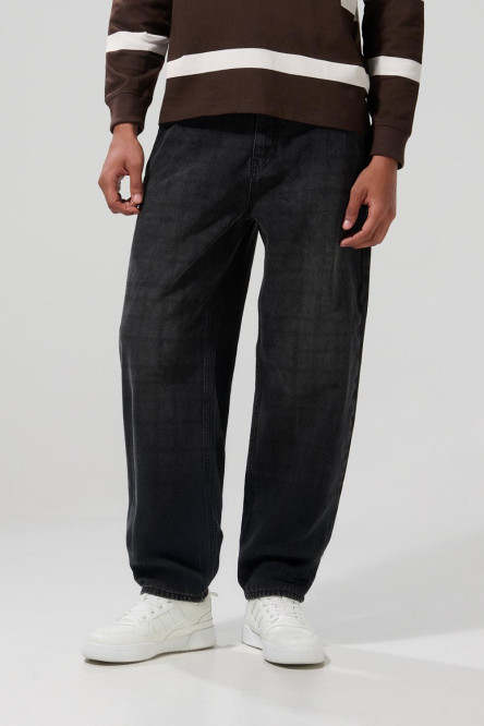 Jean skater gris oscuro con diseños, bota ancha y tiro medio