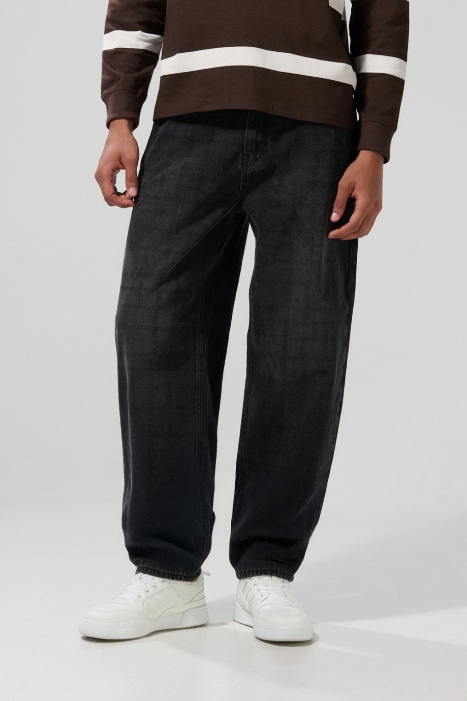 Jean skater gris oscuro con diseños, bota ancha y tiro medio