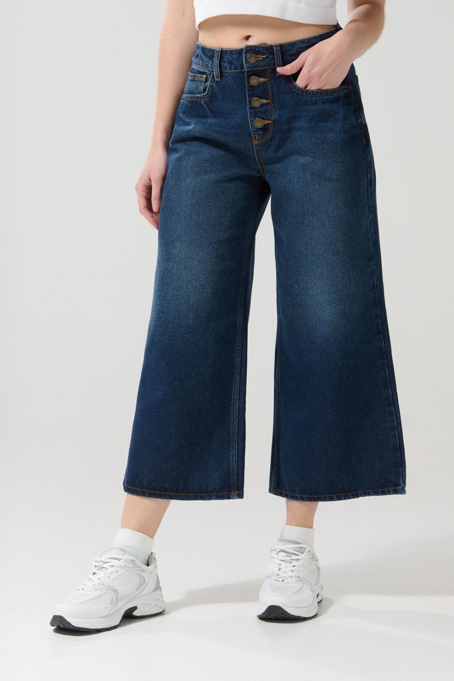 Jean azul oscuro culotte con bota ancha corta y tiro alto