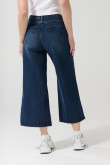 Jean azul oscuro culotte con bota ancha corta y tiro alto