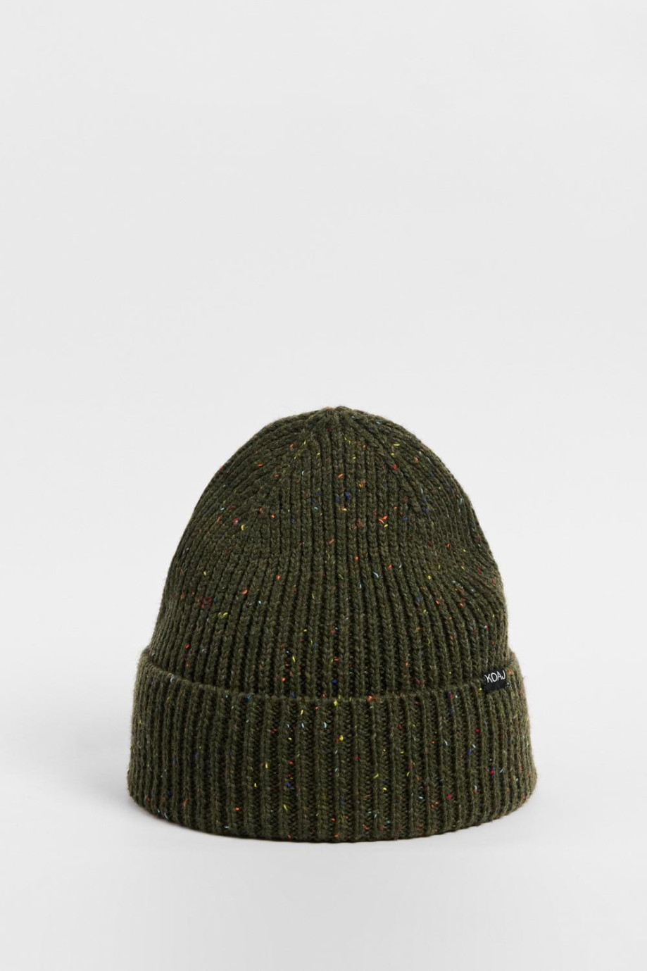 Gorro tejido unicolor con puntos coloridos y marquilla