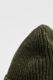 Gorro tejido unicolor con puntos coloridos y marquilla