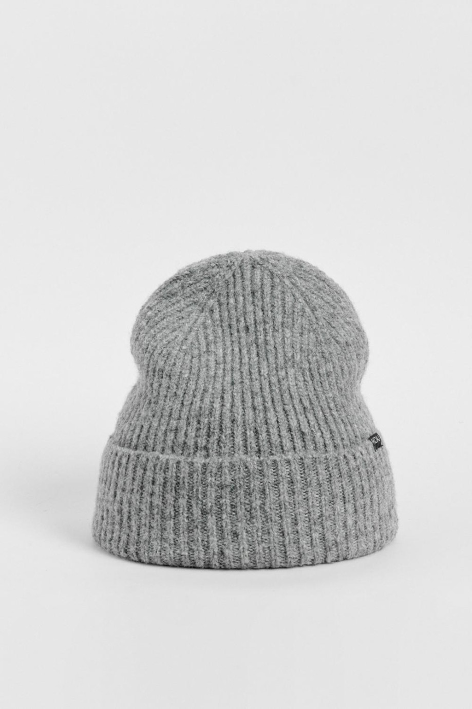 Gorro tejido unicolor con texturas y marquilla