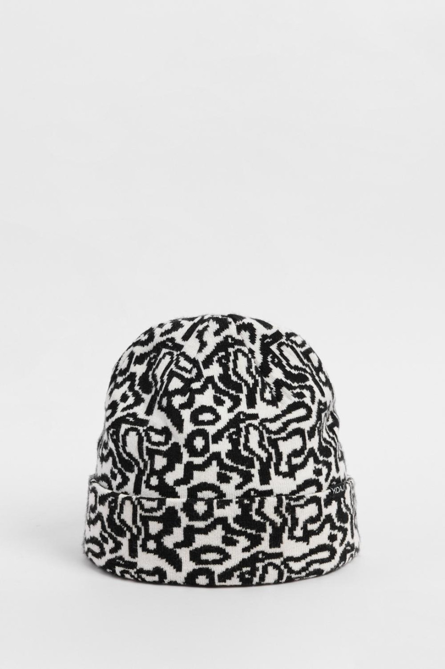 Gorro tejido unicolor con diseños abstractos