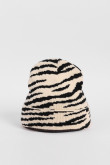 Gorro unicolor tejido con diseños animal print