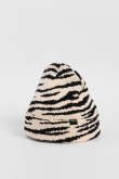 Gorro unicolor tejido con diseños animal print