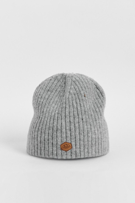 Gorro tejido unicolor con texturas y bordado