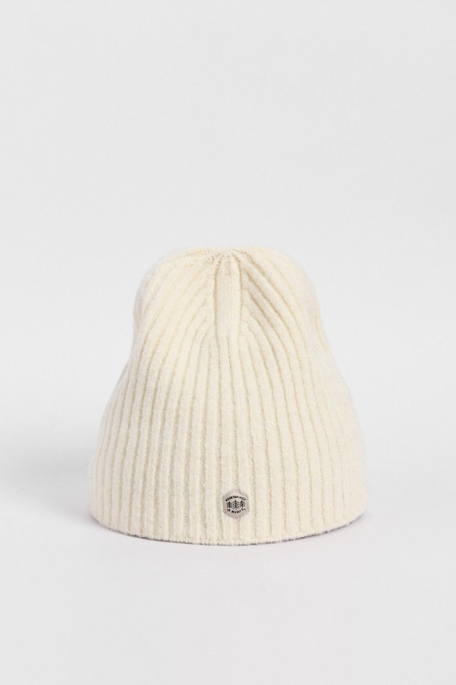 Gorro tejido unicolor con texturas y bordado