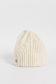 Gorro tejido unicolor con texturas y bordado