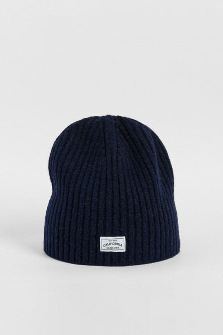 Gorro tejido unicolor con texturas y bordado