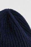 Gorro tejido unicolor con texturas y bordado