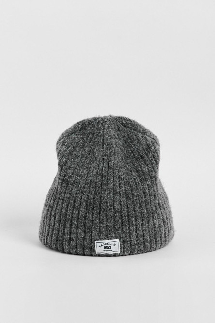 Gorro tejido unicolor con texturas y bordado