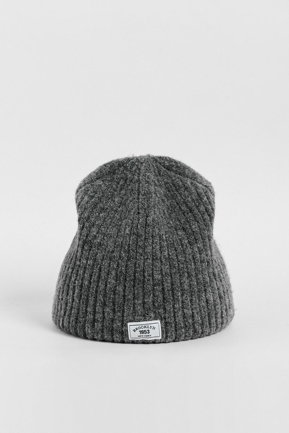 Gorro tejido unicolor con texturas y bordado