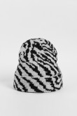 Gorro unicolor tejido con diseños animal print