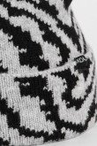 Gorro unicolor tejido con diseños animal print