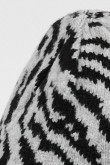Gorro unicolor tejido con diseños animal print