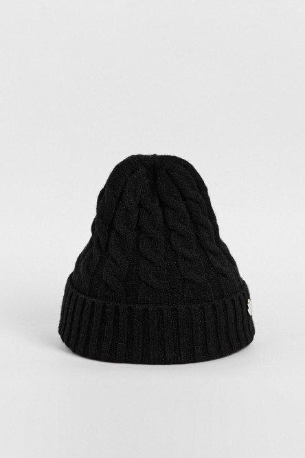 Gorro tejido unicolor con detalles tranzados y dije