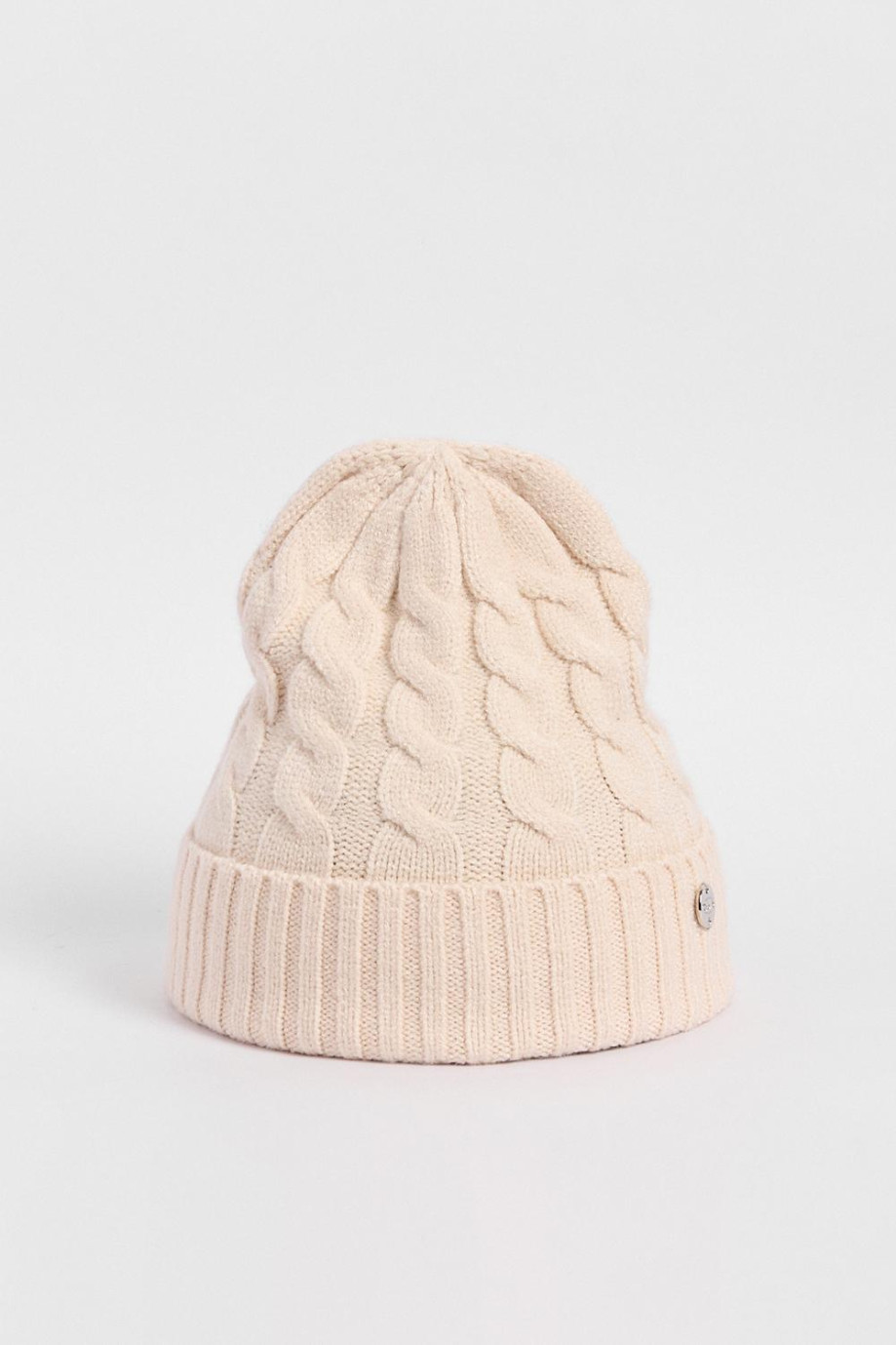 Gorro tejido unicolor con detalles tranzados y dije