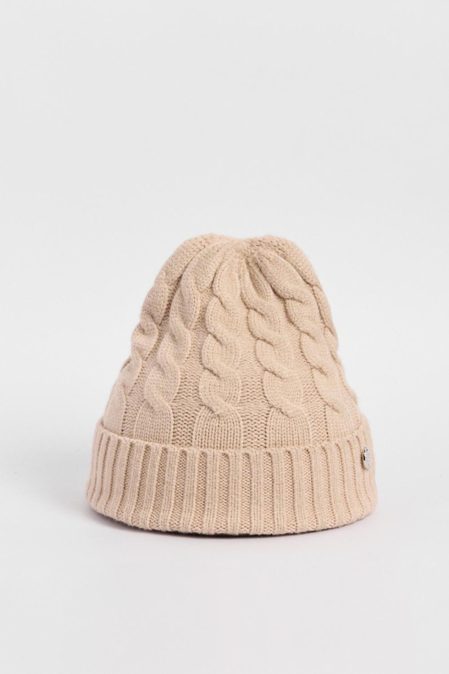 Gorro tejido unicolor con detalles tranzados y dije