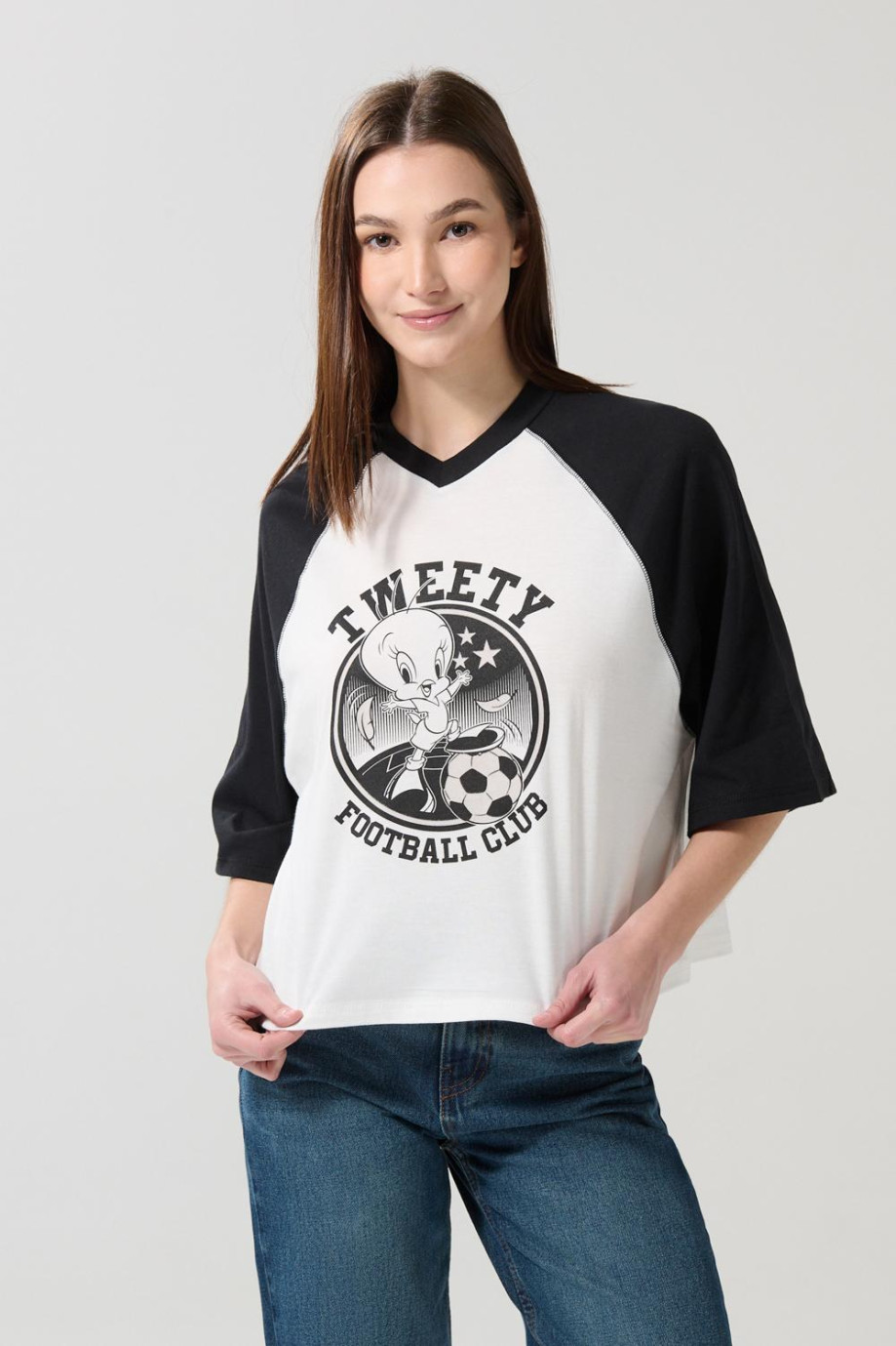 Camiseta oversize crop top crema cuello V de Looney Tunes