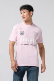 Camiseta rosada clara cuello redondo con diseño college