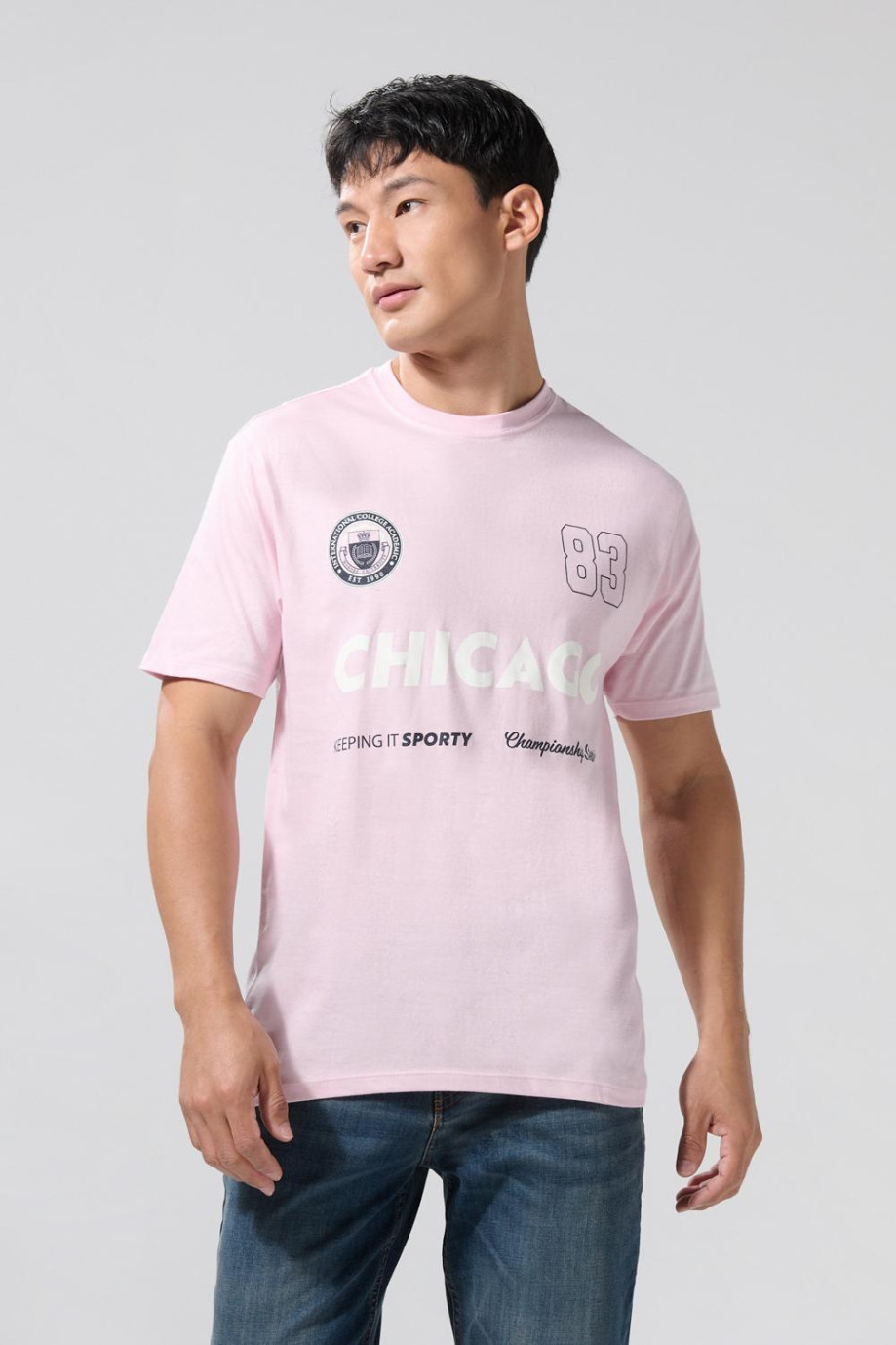 Camiseta rosada clara cuello redondo con diseño college