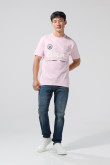 Camiseta rosada clara cuello redondo con diseño college
