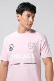 Camiseta rosada clara cuello redondo con diseño college